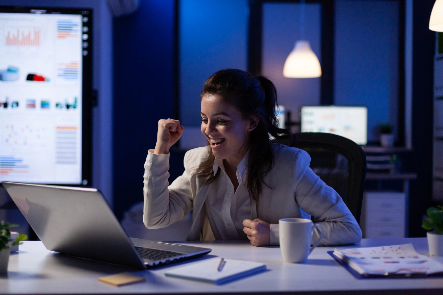 Empresária visualizando dados em seu microcomputador